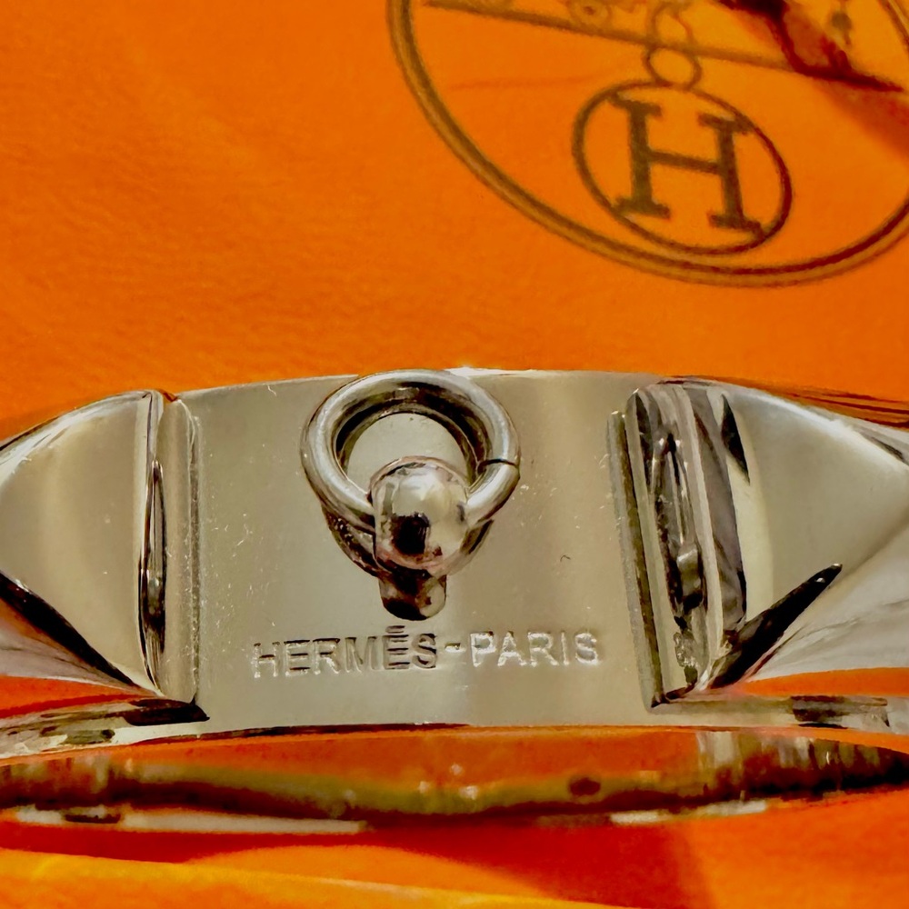 This Hermès bracelet is a real vintage one , I've had it for 20 years .